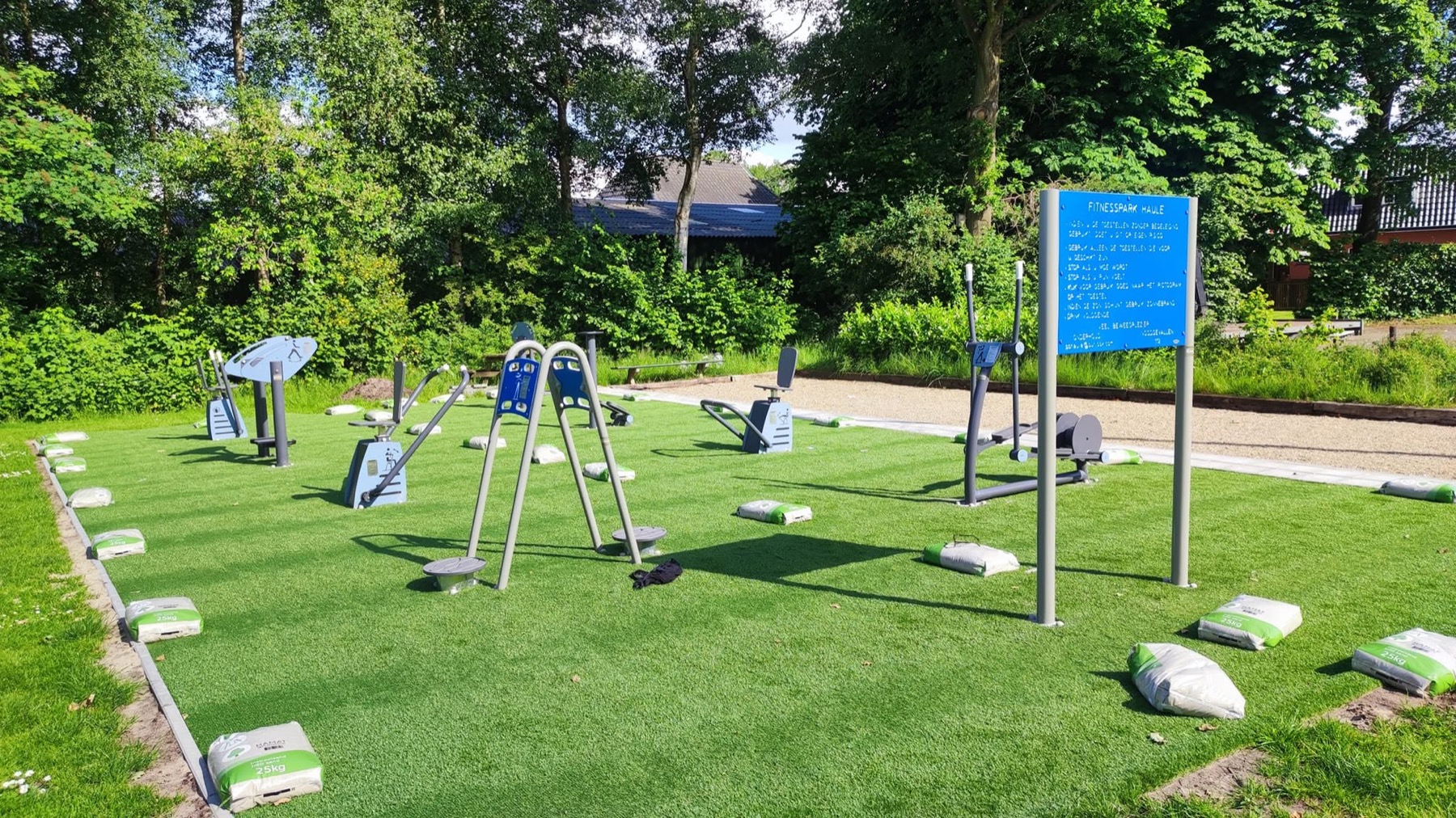 Openbare buitenruimte met kunstgras en beweegtoestellen
