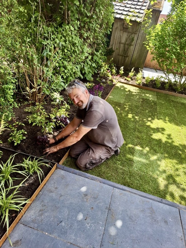 Jan Boer aan het werk in een aangelegde tuin